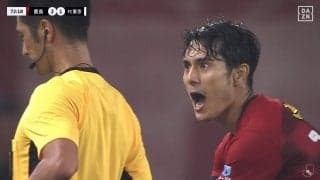 物議を醸す判定…「誤審すぎる」「ファウルですらない」完璧なスライディングがまさかのイエローカードになった瞬間「これで累積は可哀想」「ボールにタックルしたのに」