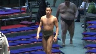 「一般人の体型」「イケメンやん」“極細”マッチョ力士、67.1キロ差の巨体を押し出して“ギュ”と抱擁 落下を防いだ取組後の優しさにもファン注目