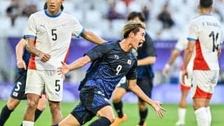 パリ五輪でも日本代表サポーターの「ゴミ袋を使った紳士すぎる観戦マナー」がスタジアム現地スタッフを驚かせる！ 青いゴミ袋を、試合前後の応援＆掃除に徹底活用