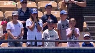 カーショー、299日ぶり復帰登板で妻も“涙” 試合直前に捉えた胸を打つ光景 「家族だからこそ溢れるものがあるよね」SNS感涙の瞬間