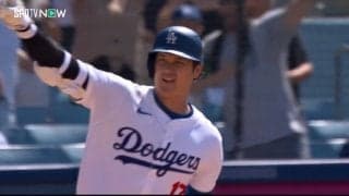 大谷翔平、日米通算250号弾直後に捉えた“メモリアルな”仕草　ホームを踏む直前、左手の甲にキス…偉業達成で見せた粋な瞬間