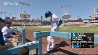 ロバーツ監督がまさかの“代役” 大谷翔平を祝う異例の光景にSNS熱狂 「下から優しく投げてた」「ワン子のように避ける翔平（笑）」