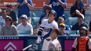 まるで時が止まったかのよう！ 大谷翔平、バッテリー、球審…誰もが“超滞空弾”を見上げる異次元の瞬間