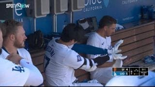 SNS騒然！ 大谷翔平、250号弾後のベンチで“まさかの”必殺技炸裂 「ちょっと頑張れば出せそう」HR級インパクトの笑撃シーン