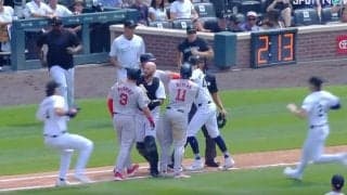 ド迫力！大乱闘が勃発！ 両軍のベンチ全員総出… 激しく衝突する瞬間　ファン騒然「怖すぎるだろ」「わけわからんｗ」