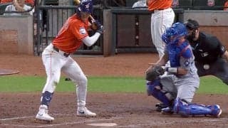 球場騒然！ 球審が動かない…！？ 急所にボールが直撃する衝撃ハプニング発生… ファンも悲鳴「これは痛い」「キャッチャー捕ってやれよ」