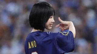 横浜に舞い降りた“天使”…ショーパンで豪快な一投、可愛すぎるサムズアップで球場魅了