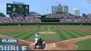 恐怖！ 鈴木誠也の打球でハプニング発生… 急速に曲がる“強烈ライナー”→審判にあわや打球直撃「怖すぎる」「よく避けたな」