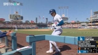 あれ？ いつもと違う…！？ 大谷翔平に“ヒマワリの種シャワー”を浴びせた“まさかの人物”が話題に「めっちゃ嬉しそうｗ」「仲良さそうだよな」