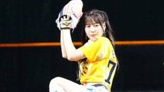福岡に降臨した27歳の“女神”　青のフリフリミニで豪快投球、ド緊張に「お辞儀忘れちゃった」