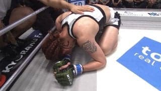 「ビジュアル異次元」女性格闘家、“ジョシカク”を引っ張ってきた先輩にボコボコにされ号泣TKO負け