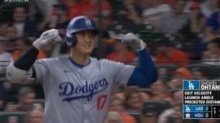 こんな大谷翔平は見たことない…！？ テンション爆上がりの“マッチョポーズ”　超特大アーチ後にチームメイトに見せたリアクションが話題に