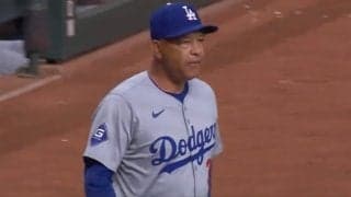 ヤバい！ 退場か…！？ ド軍・ロバーツ監督、鬼の表情でベンチから飛び出す… 審判の不可解な判定に着火「怖すぎる」「きちゃった！」