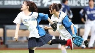 北海道に登場した“女神”に「ホッコリ」　ミニスカで豪快一投…派手な歓喜が「尊い可愛い」