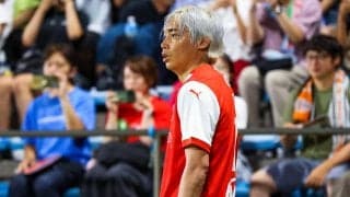 伊東純也がスタンドでメガホン!？ リーグ・アン公式が来日中の姿をピックアップ、その中にまさかのモノマネ芸人・似東純也さん「幸せです」