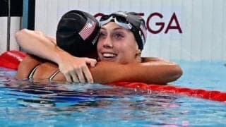 「私、死んでる」女子100mバタフライ金メダリストの“奇妙”な写真に違和感しかない！「何なんだ一体？」【パリ五輪】