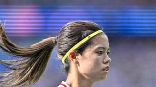 負傷離脱・清水梨紗のために長谷川唯が試合後のピッチで観客席に「盟友のユニフォーム」掲げる……試合中はベンチにかけ、離れていても共闘姿勢見せる