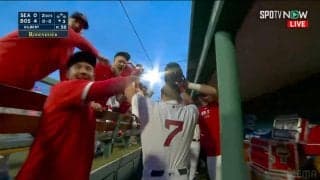 「泣けてくる」吉田正尚、豪快アーチでチームメイトから手荒い祝福 ライバル加入に“一発回答”でレギュラー争い受けて立つ…ファンも興奮「使い続けてほしい」