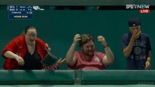 一体、何が？ 特大ホームランで観客に“異変”が起きた…千載一遇のチャンスを逃した瞬間の爆笑リアクションが話題に「ナイス観客w」