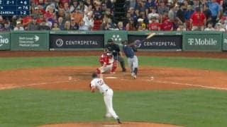 どこまで飛ばすんだよ！ 電撃トレード移籍の「腕組みドヤ顔」男があわや場外のホームラン　アロザレーナ、超特大“グリーンモンスター超え”豪快弾