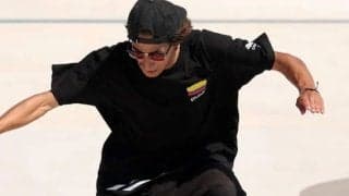 失敗後に中継カメラに中指を立てる…スケート男子選手の“蛮行”に海外紙が糾弾！「正気の沙汰ではない」【パリ五輪】