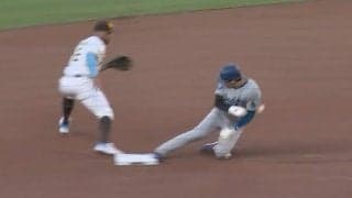 心臓に悪すぎる… 大谷翔平にボールが直撃！ ファン悲鳴… 盗塁時に“激痛ハプニング”発生　解説者「電気が走るところね」