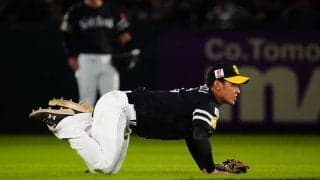 球場騒然の異次元美技「なんで捕れるん？」　“最強名手”の超ダイブが「神すぎる」