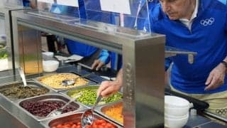 苦情相次ぐ要因はビーガン食!? 選手村の食事で裏目に出た組織委員会の思惑「肉や乳製品を選ぶと予想できてない」【パリ五輪】