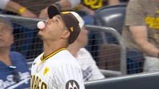 メンタル強すぎる！ 風船ガムを膨らませながら… パドレスの“暴れん坊”が衝撃のスーパープレー　名手マチャド、余裕の“神キャッチ”