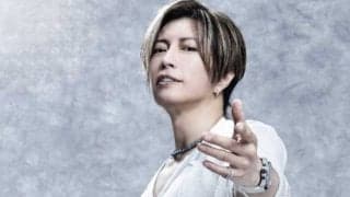 黒ずくめGACKTがファーストピッチ　サウスポーから豪快投球に球場どよめき