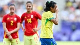 危険プレーで一発退場…涙で退場のブラジルの重鎮38歳FWマルタの行動にスペインの選手はリスペクト「偉大さを感じた」「偉大なレジェンドだった」
