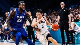 日本代表の河村勇輝がNBAスター選手と並んで紹介…五輪第2戦の“トップパフォーマー”に選出