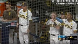おい！何やってんだよ！ ド軍・ロバーツ監督が“謎の行動”→パドレスのベンチ全員総出で“猛烈クレーム”を入れる瞬間「そりゃキレるだろｗ」「時間稼ぎにしか見えない」