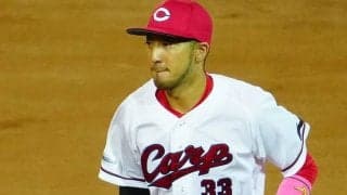 「そこはライト」広島二塁手の動きにネット騒然　逆向き大激走が「意味わからん」