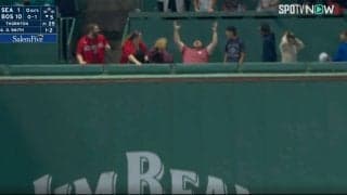 アイツは一体、誰なんだ…！？ ネット上で話題沸騰！ ホームランボールが直撃した“熱狂的すぎるファン”が話題に「ボールあげたれ」「たしかにこれは悔しいわ」