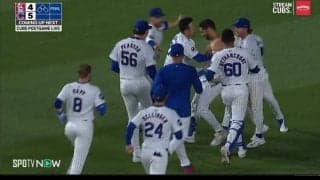 「脱がすなw」「鈴木誠也も主犯格」 劇的サヨナラ打でユニ“破れる”…歓喜の瞬間にSNS沸騰