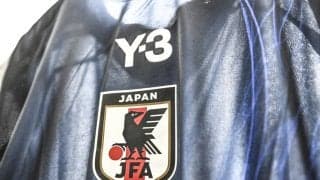 「めちゃくちゃ似合ってる」デンマーク代表DFのまさかの日本代表“青い炎”長袖ユニフォーム着用姿に反響！「Y-3コラボ日本代表ユニの写真で一番かっこいい」の声