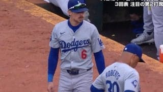 一体、何が起こった…！？ ド軍一塁手に“異変”が起きた…！ ベンチも大混乱… 試合が中断するハプニング発生「大丈夫かよ」「怖いんだけど」