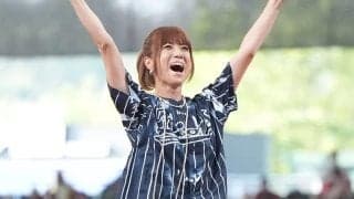 「48歳って絶対嘘だろ」　際立つスタイル…ショーパンで豪快投球「めっちゃかわいい」