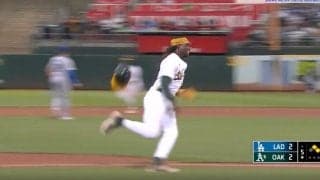 どうなってるんだ…！？ ヘルメットを“ヒールキック”して爆走！？ アスレチックスの斬り込み隊長が“ミラクル走塁”「ここだけ見ると完全に違うスポーツ」