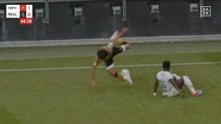 「あぶねえ！」「レッドだろ」久保建英が危険スライディングを受けて大転倒 膝をおさえ、ピッチを叩いて悶絶する姿に「膝いってる」「大丈夫か」