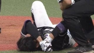 ロッテ岡、左手に死球で悶絶　吉田輝星のインハイ避けるも…スタンドから“岡コール”