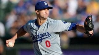 はみ出る胸…ド軍右腕の“強烈スタイル”が話題　中継流れ騒然「切りすぎじゃない？」