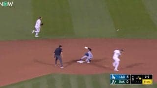 どこ投げてんだよ！ 大谷翔平、“不意打ち”盗塁がヤバすぎる　相手捕手の様子がおかしくなる「無警戒すぎるだろ」「走ると思わなかったのか？」