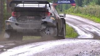 「タイヤがあっち向いてる」 世界最速ラリーで日本人ドライバーが衝撃クラッシュ 痛恨の大ダメージ「公道走行不可でリタイア」の瞬間