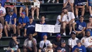 カブス本拠地に鯉党出現！？ 鈴木誠也の打席で「荒川から架けろ」 現地カメラも注目…“海外の”カープファンがディープすぎる瞬間