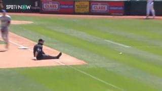 一体、何者なんだ…？ 痛烈ライナーを間一髪で“神回避”したイケおじ審判が話題に「ナイス避け」「ドヤ顔かわいいw」