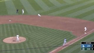 大谷翔平、“高速ゴロ”強襲打で相手野手にハプニング発生　146キロのボールを“打球速度165キロ”で打ち返す… ファン騒然「どうやって止めるの？」