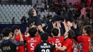 敗退のバレー男子、ブラン監督が涙の退任「これからは日本の一番のファン」　通訳は言葉を詰まらせ、選手から感謝の胴上げ【パリ五輪2024】