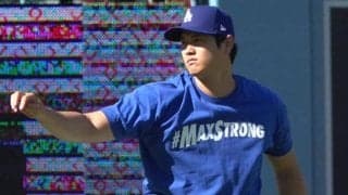 大谷翔平、オリジナルシャツで登場　胸に「#MAXSTRONG」…ナインがフリーマンにエール
